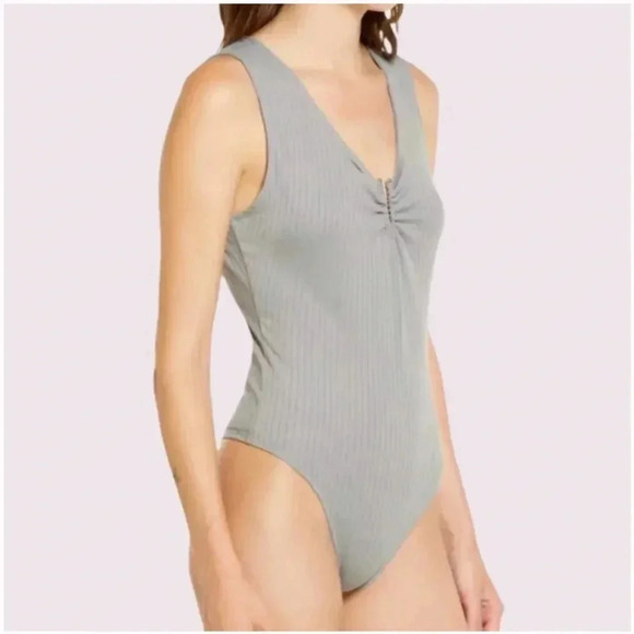 NWT LOVE FIRE Metal Notch Dark Gray Ribbed Bodysuit Sleeveless Ribbed Medium - Picture 3 of 9